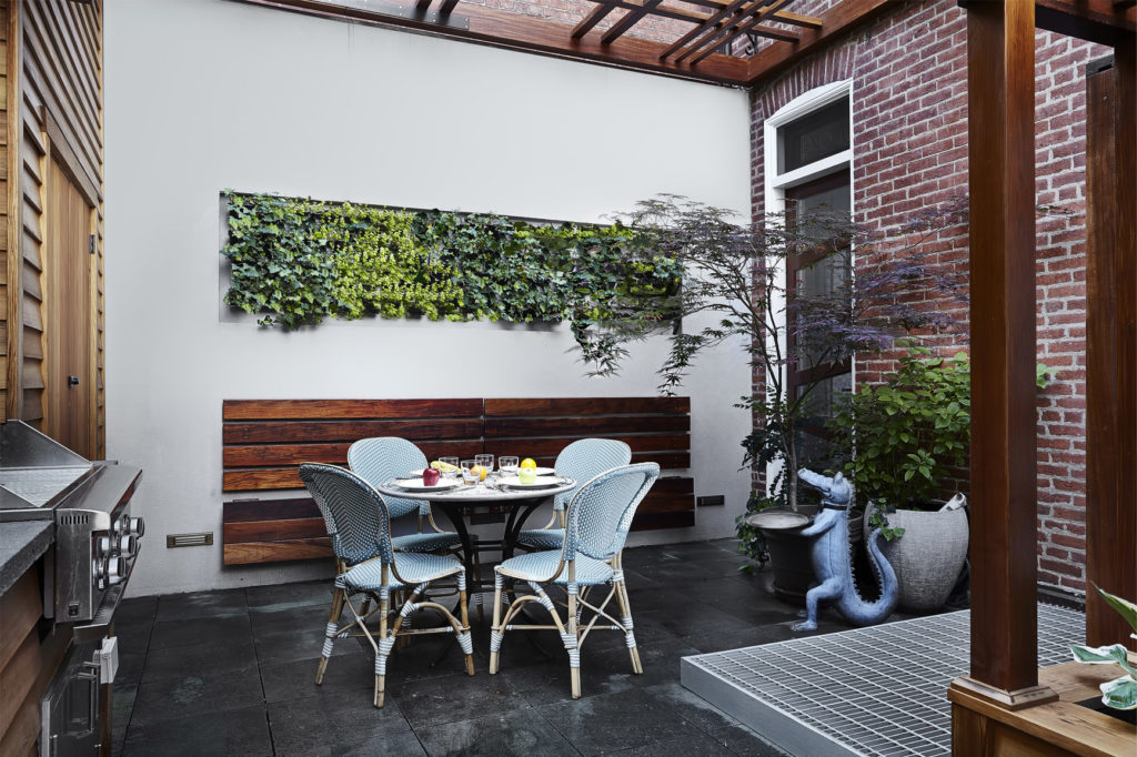 living-walls-outdoors-outdoor-kitchen