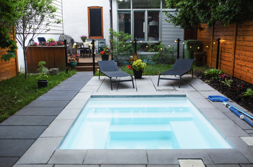 Small pool with built-in seating